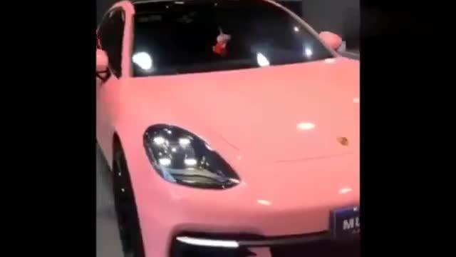 街拍豪车：富家小姐开的超跑保时捷，粉色的外观十分少女风。