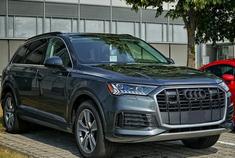 奥迪新款Q7街拍，颜值超高，这三块大屏，宝马X5就比不了