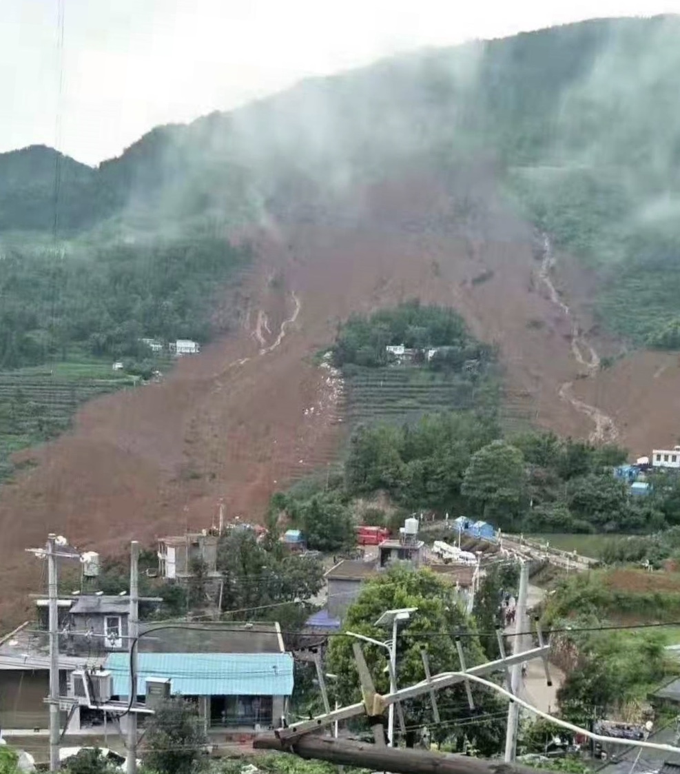 7月24日晨，贵州水城山体滑坡现场。山体滑坡吞没部分村庄。 受访者供图