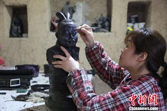 图为工匠正在制作铜车马仿制品部件。 党田野 摄