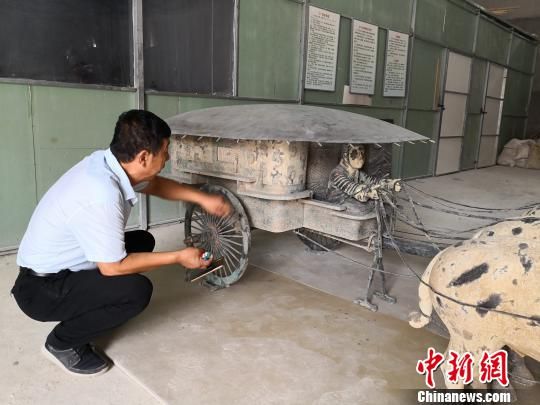 图为陕西临潼工匠制作的铜车马二号车仿制品。 党田野 摄