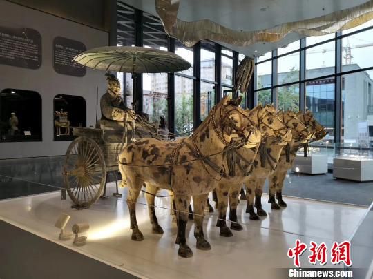 图为陕西临潼工匠制作的铜车马一号车仿制品。 党田野 摄