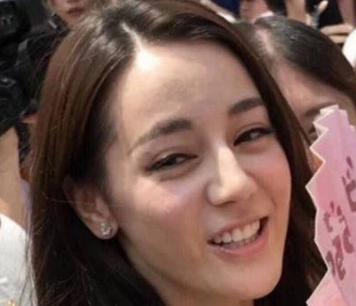 杨紫我92年,迪丽热巴我也是,离开滤镜后,两人相差10岁