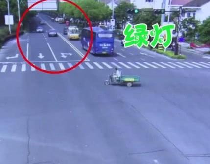 本田闯红灯撞上黑轿车，一看牌子，车主：100万保险也敢赔？