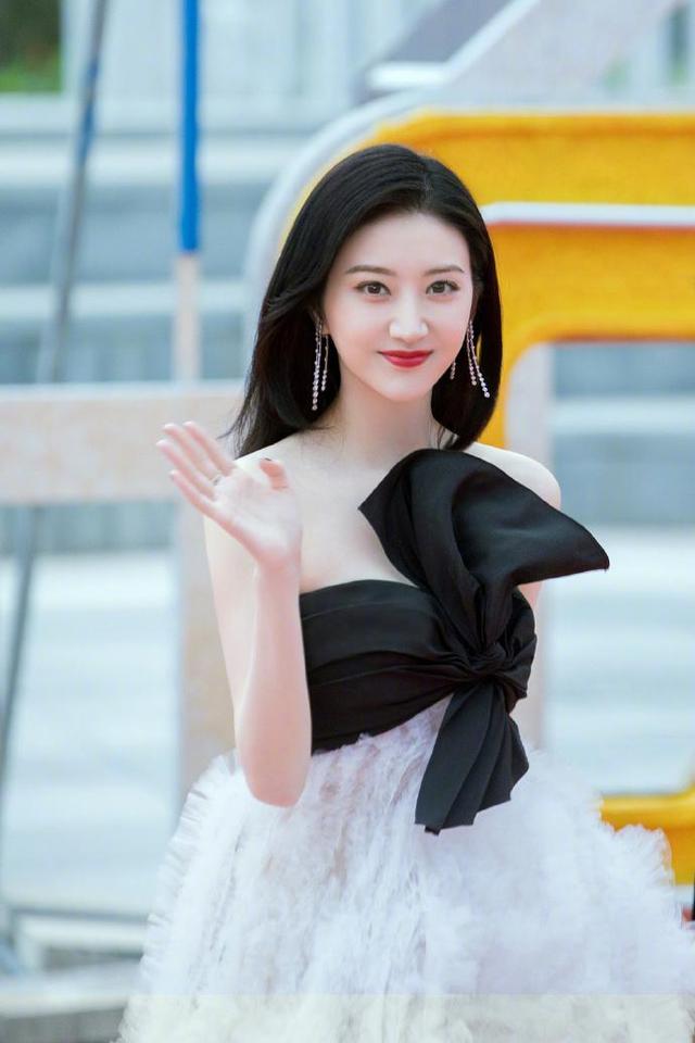 景甜越来越有女人味,羽毛裙惊艳众人,美呆了!