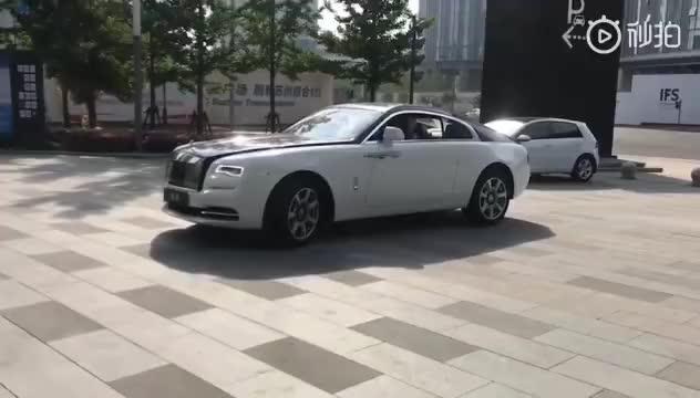 劳斯莱斯魅影双色版，开上会不会觉得很成功了！
