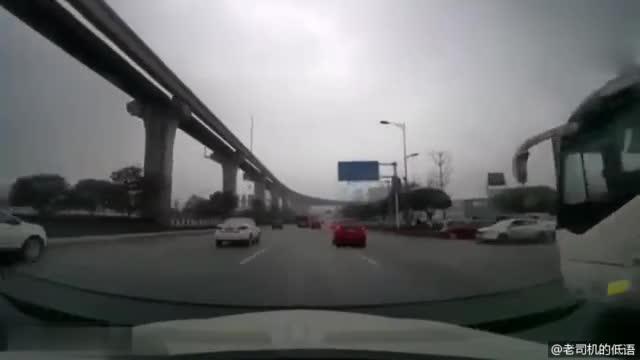 一看就是故意的，比亚迪在公交车前超车后紧急变道