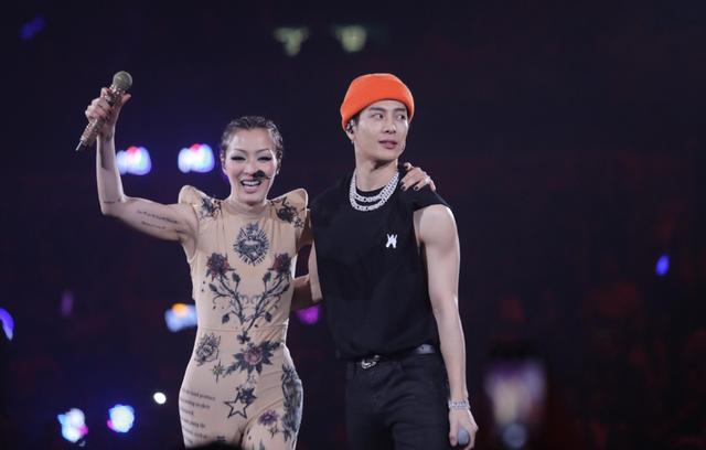 古天乐惊喜现身郑秀文尾场演唱会，三度做郑秀文演出嘉宾绝对真爱