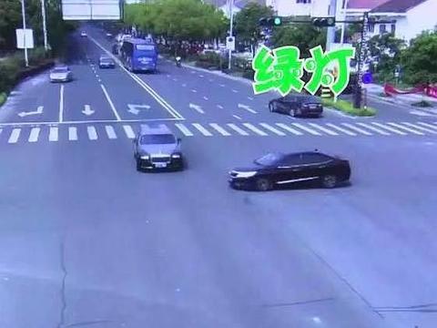 女司机闯红灯撞豪车，买了100万的三者险，劳斯莱斯车主：不够