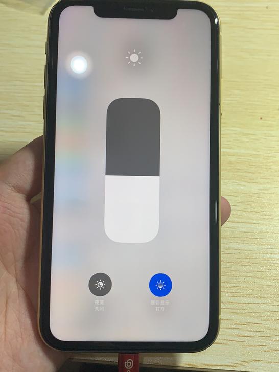 iphonexr屏幕边框漏白光,iphone屏幕边框漏白光 边框能跑马的iphonexr如今成为最香的苹果手机