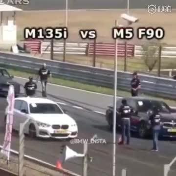 BMW M135i直线还敢挑战大哥F90 M5，还不逊色多少，这胆量怒赞