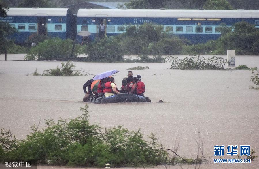 印度暴雨导致铁路轨道积水 约1000人受困在火车内