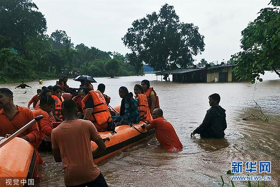 印度暴雨导致铁路轨道积水 约1000人受困在火车内