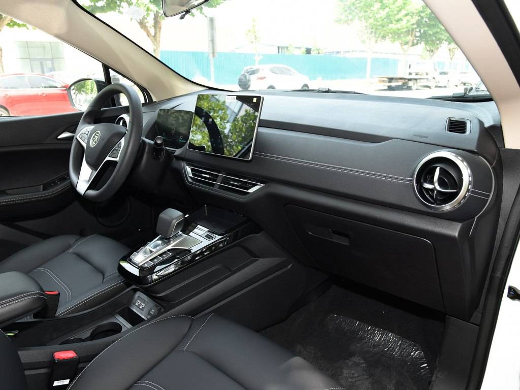 最畅销的纯电小型SUV,NEDC续航305公里,新款元EV360上市