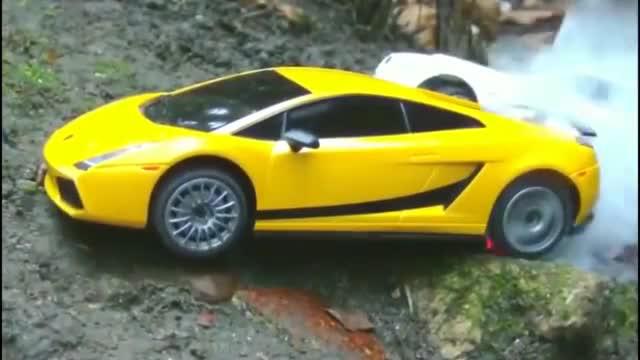 兰博基尼买假了吧，别人的都是四驱的