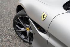 银白色的法拉利敞篷跑车，喜欢吗？