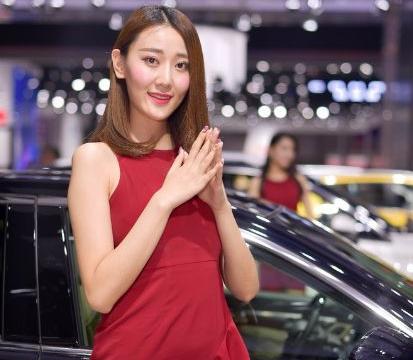 传祺走红广州车展，车模红衣飘飘，魅力无限，太迷人了！