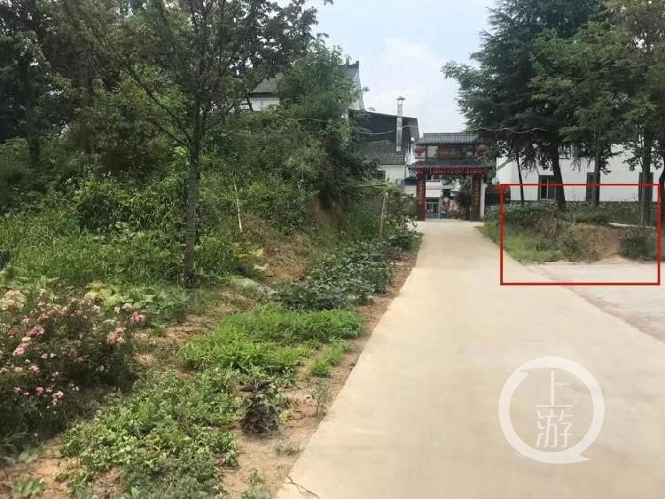 被指私挖后,农家乐大门一侧仍能看到残余的少部分土墩墓边缘部分。摄影/上游新闻记者 时婷婷