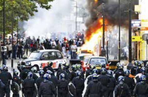 2011年，伦敦暴乱，警方出动控制现场。