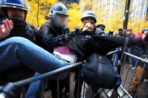 2011年11月，纽约警方进入祖科蒂公园，对“占领华尔街”运动进行清场。