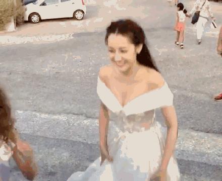 迪丽热巴外国街头穿婚纱与小朋友合影，看到蹲姿网友服气了