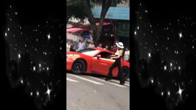 保时捷女怒扇短裤男 被一巴掌打懵逼 旁边大哥解说太都比