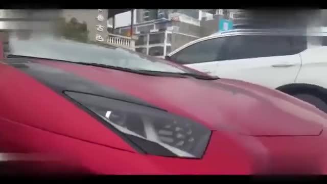 路边停了两辆超跑，究竟是兰博基尼帅还是法拉利帅呢？