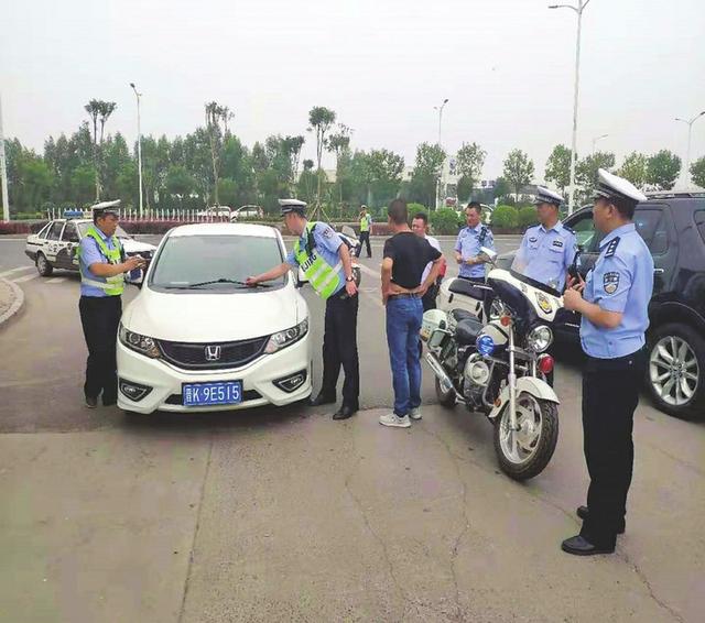 晋中交警支队三大队组织开展违法停车专项