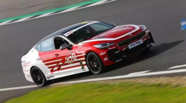 起亚斯汀格GT420,3.3T玩转漂移