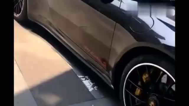 “保时捷911”秒变“大青蛙”这样的设计真是别有特色。