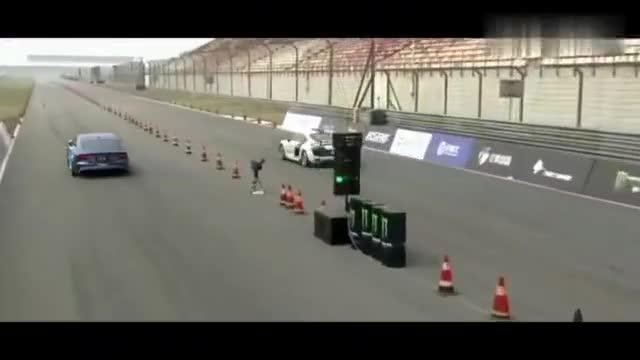 奥迪R8VS奥迪A7超跑对轿跑，同为超跑猜猜它们两辆之间谁会赢。