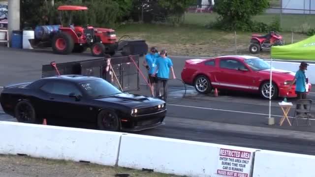 道奇挑战者地狱猫 vs 福特野马Shelby，烧胎和直线加速