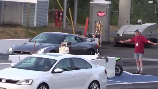 法拉利Italia 458 vs 日产GTR，超跑之间的对决