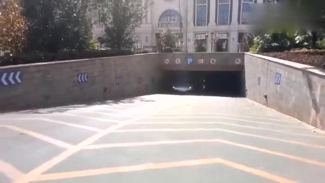 蛙王超跑保时捷918出门了，这颜值相当高，我也好想拥有一辆。