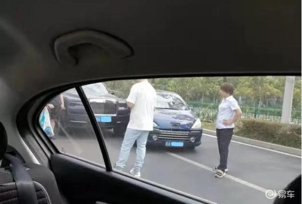 撞上劳斯莱斯,100万三者不够赔!车主这一举动让人敬佩