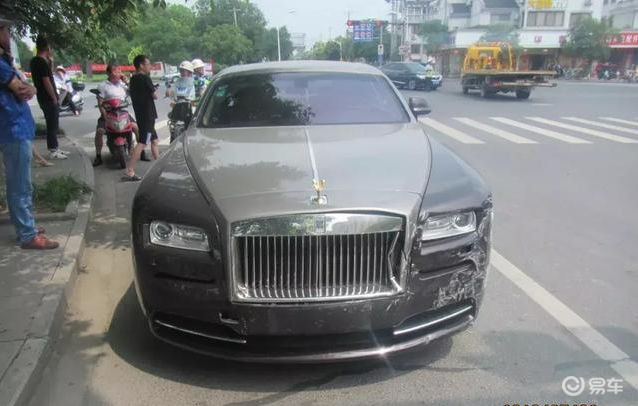 撞上劳斯莱斯,100万三者不够赔!车主这一举动让人敬佩