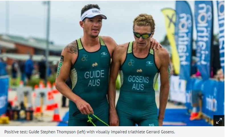 汤普森（左）在马拉松比赛中引导残奥会指引员戈申斯 《悉尼前驱晨报》截图