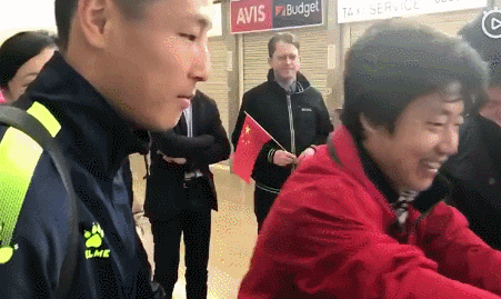 武磊拒绝在国旗上签名,将签字笔还给了球迷。