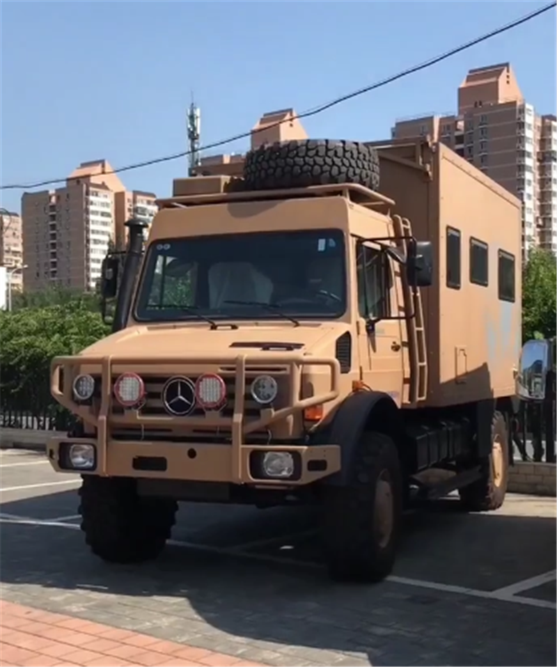 罕见乌尼莫克U4000房车,配奔驰标,长近6米重7吨多,比公交还高