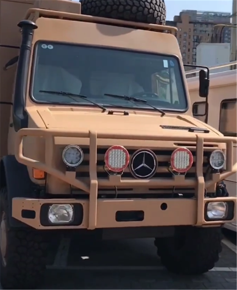 罕见乌尼莫克U4000房车,配奔驰标,长近6米重7吨多,比公交还高