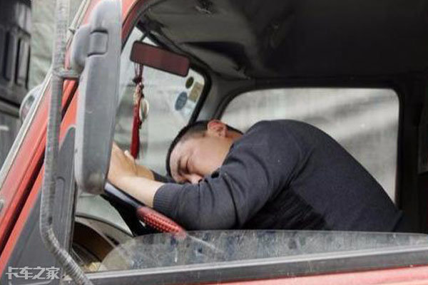 一直在疲于奔命的路上，这就是卡车司机的生活状态