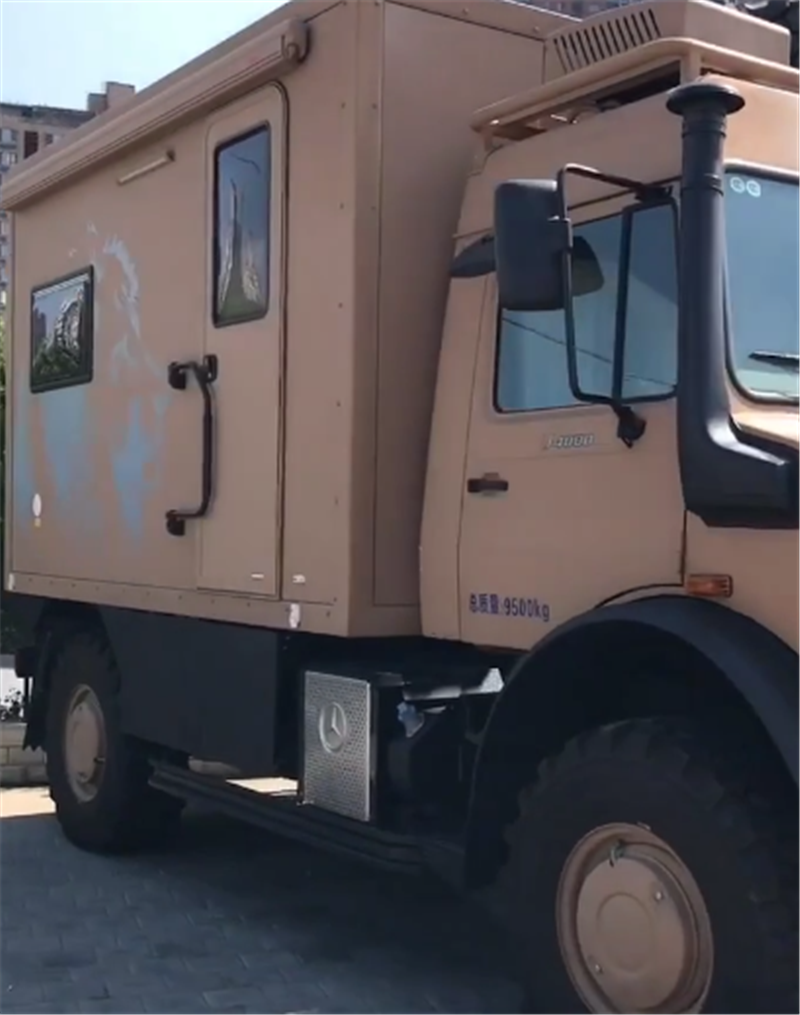 罕见乌尼莫克U4000房车,配奔驰标,长近6米重7吨多,比公交还高