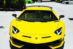 荧光黄兰博基尼SVJ，这个颜色够刺眼了吧！