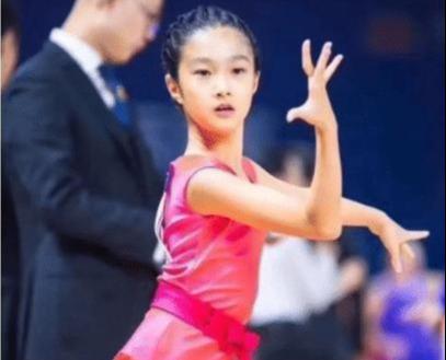 马伊琍官宣离婚后，十岁女儿让文章泣不成声