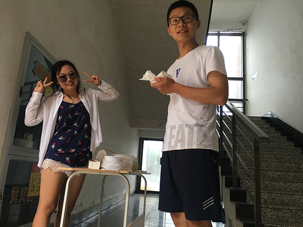 顾湘(左)在分发鸡蛋 受访者供图