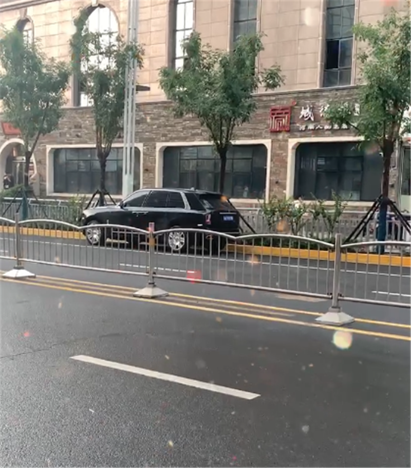 库里南现郑州,还是当地首台,车价790万,车主年纪不到30岁