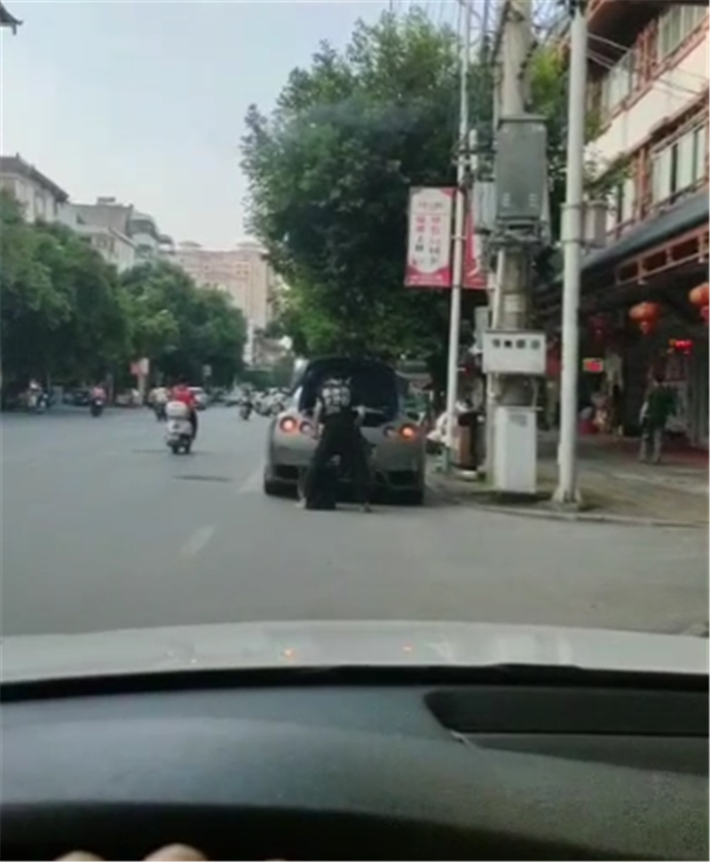 年轻人所追求的生活:一台日产GTR,出门穿拖鞋,挂连号车牌