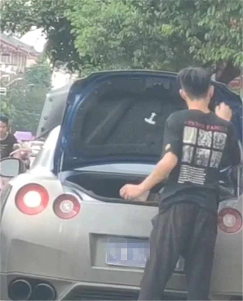 年轻人所追求的生活:一台日产GTR,出门穿拖鞋,挂连号车牌