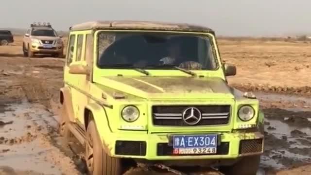 奔驰大G陷入了泥潭，国产最强越野车来救援！