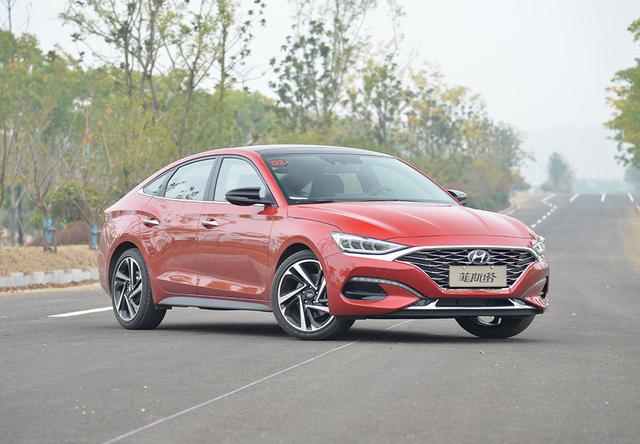 向上挑战一定会输？这台11万多起的运动轿车，加速真比宝马还快